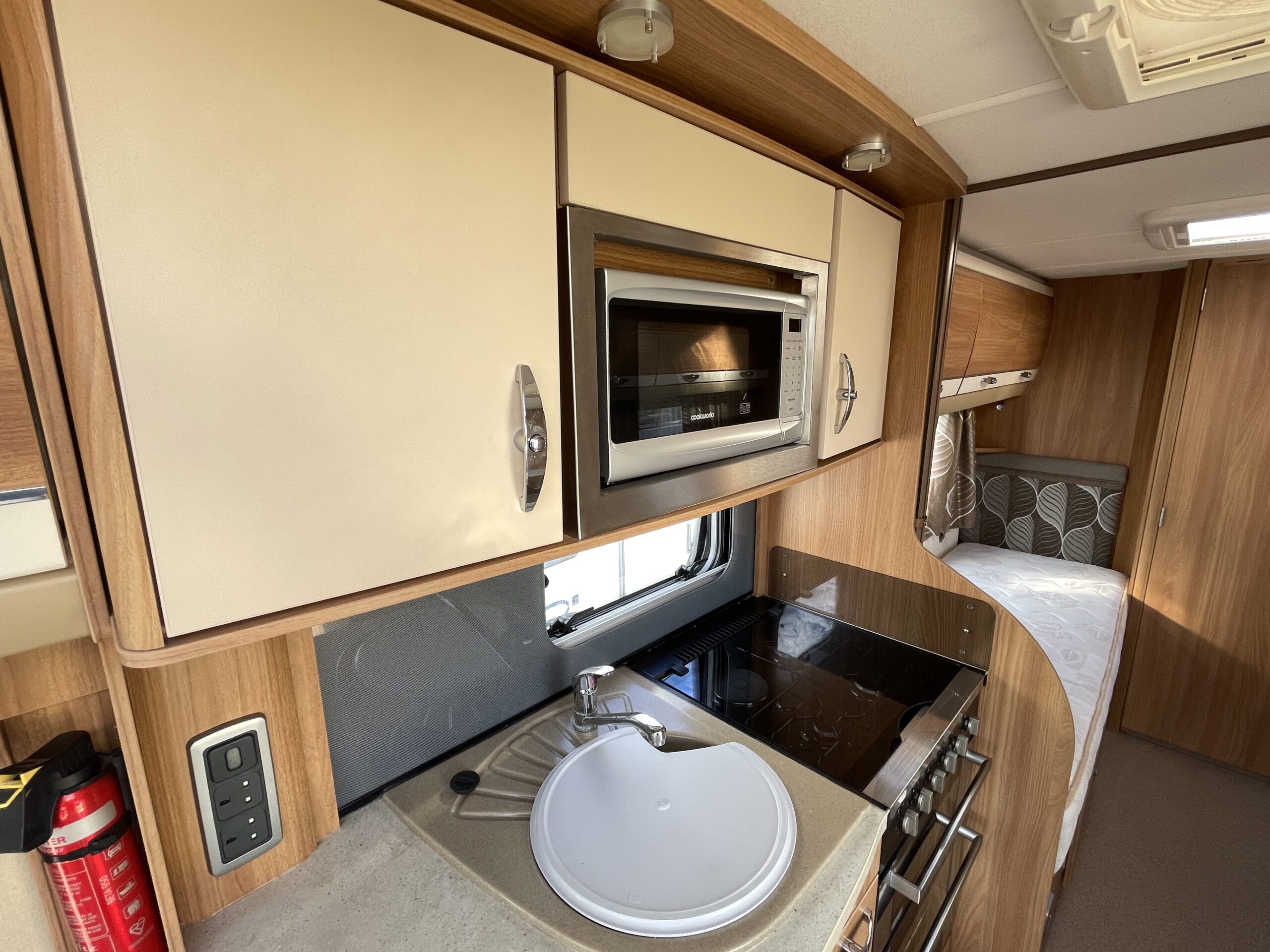 Swift Conqueror 565 - Image 8