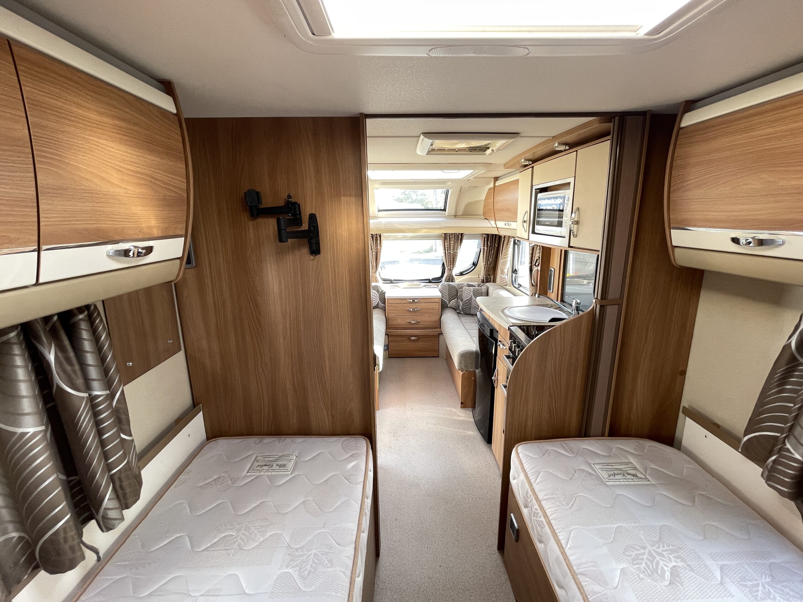 Swift Conqueror 565 - Image 12