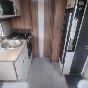 Swift Conqueror 560 - Image 7