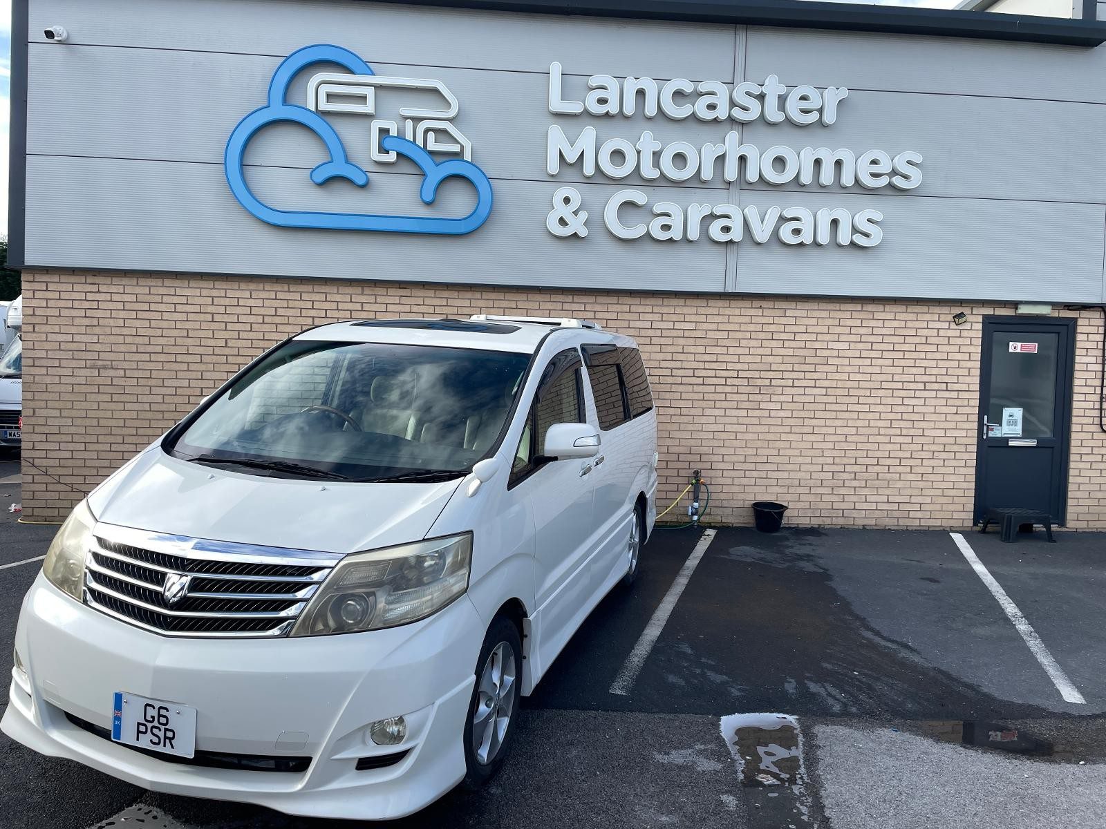 Toyota Alphard - Image 3