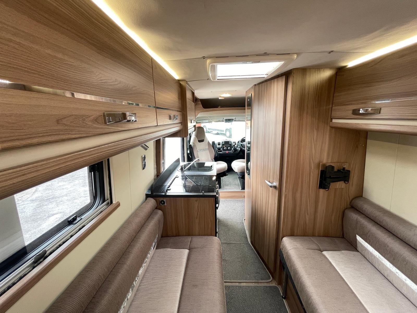 Swift Champagne 122 - Image 20