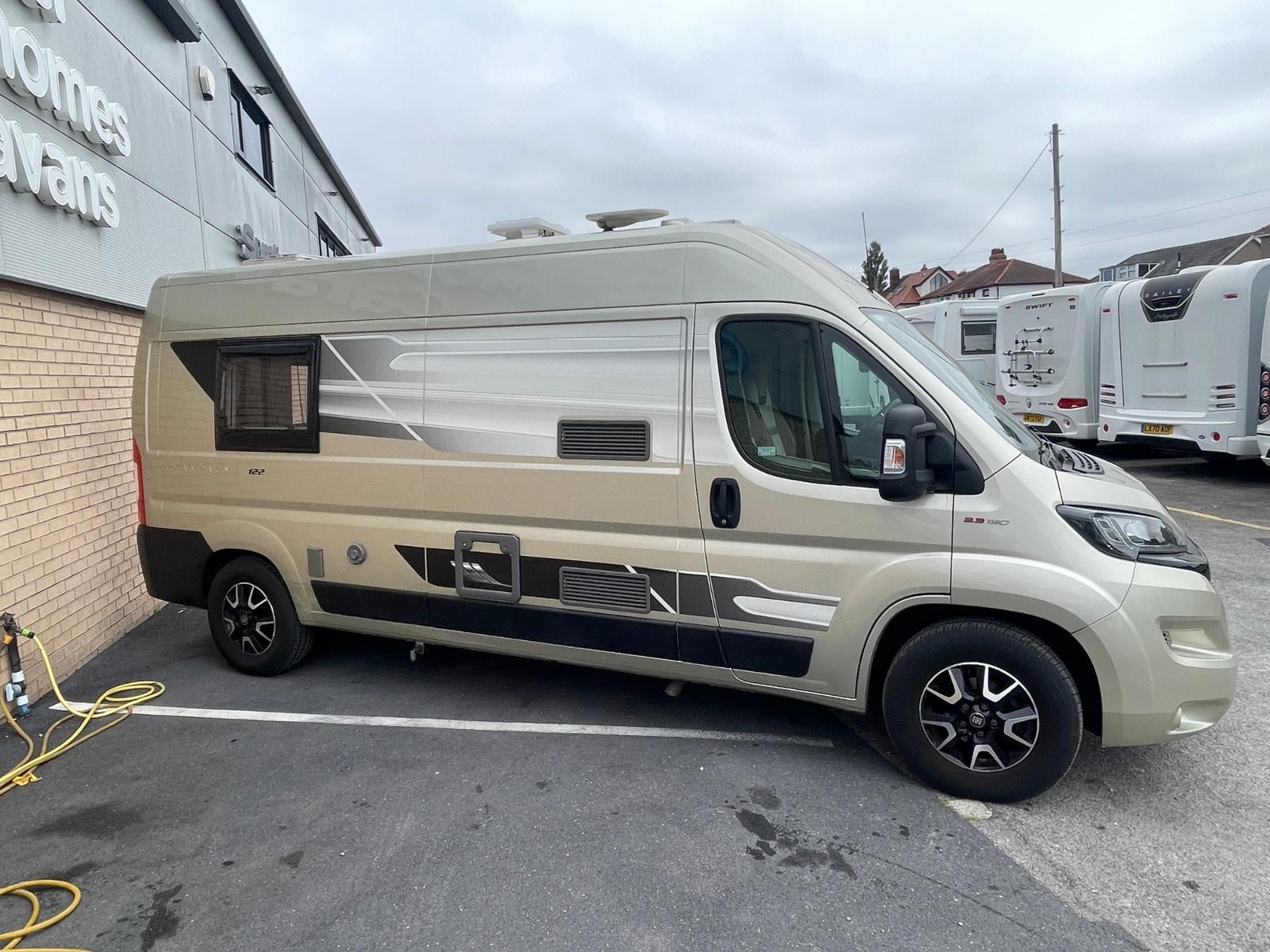 Swift Champagne 122 - Image 5