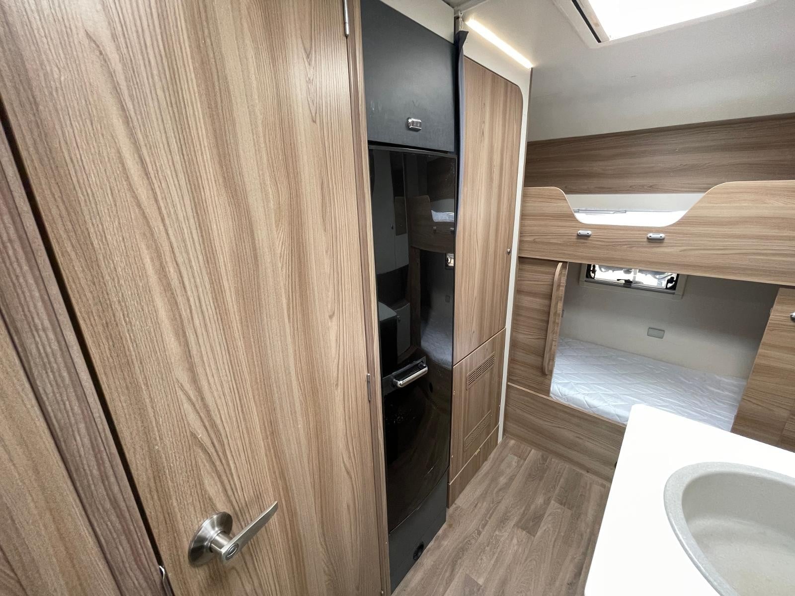 Swift Escape 695 - Image 15