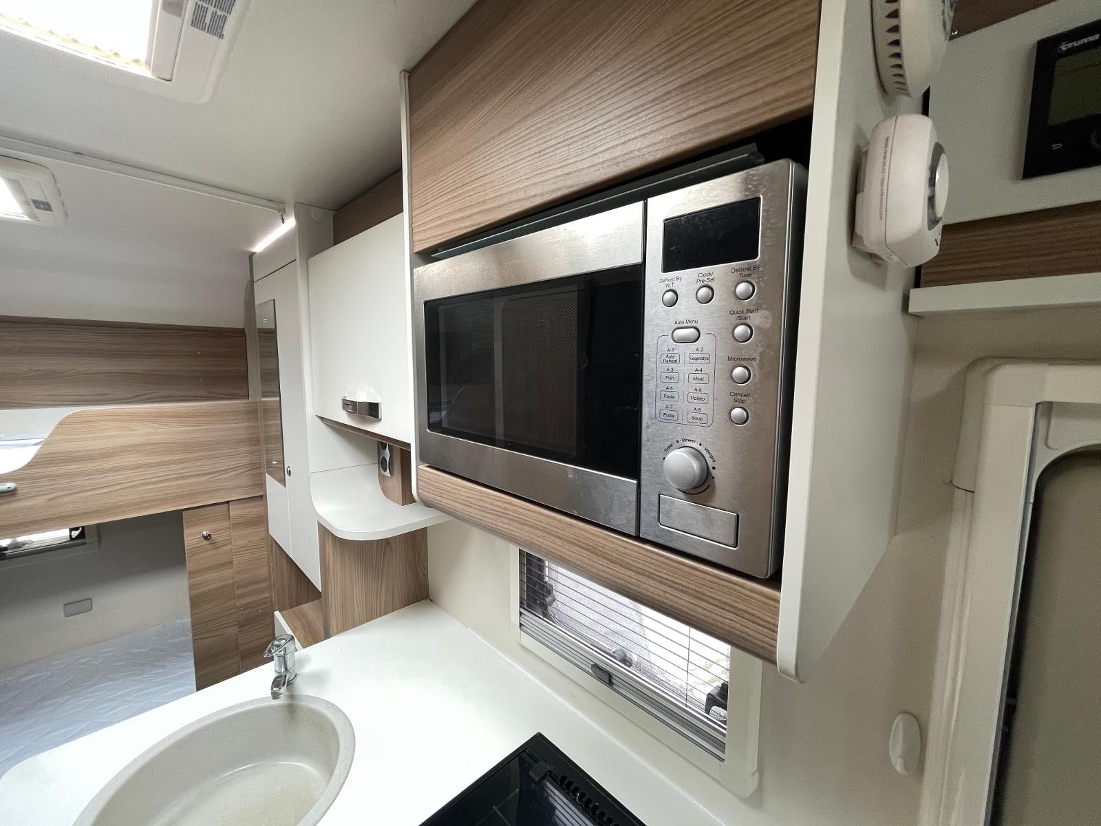 Swift Escape 695 - Image 17