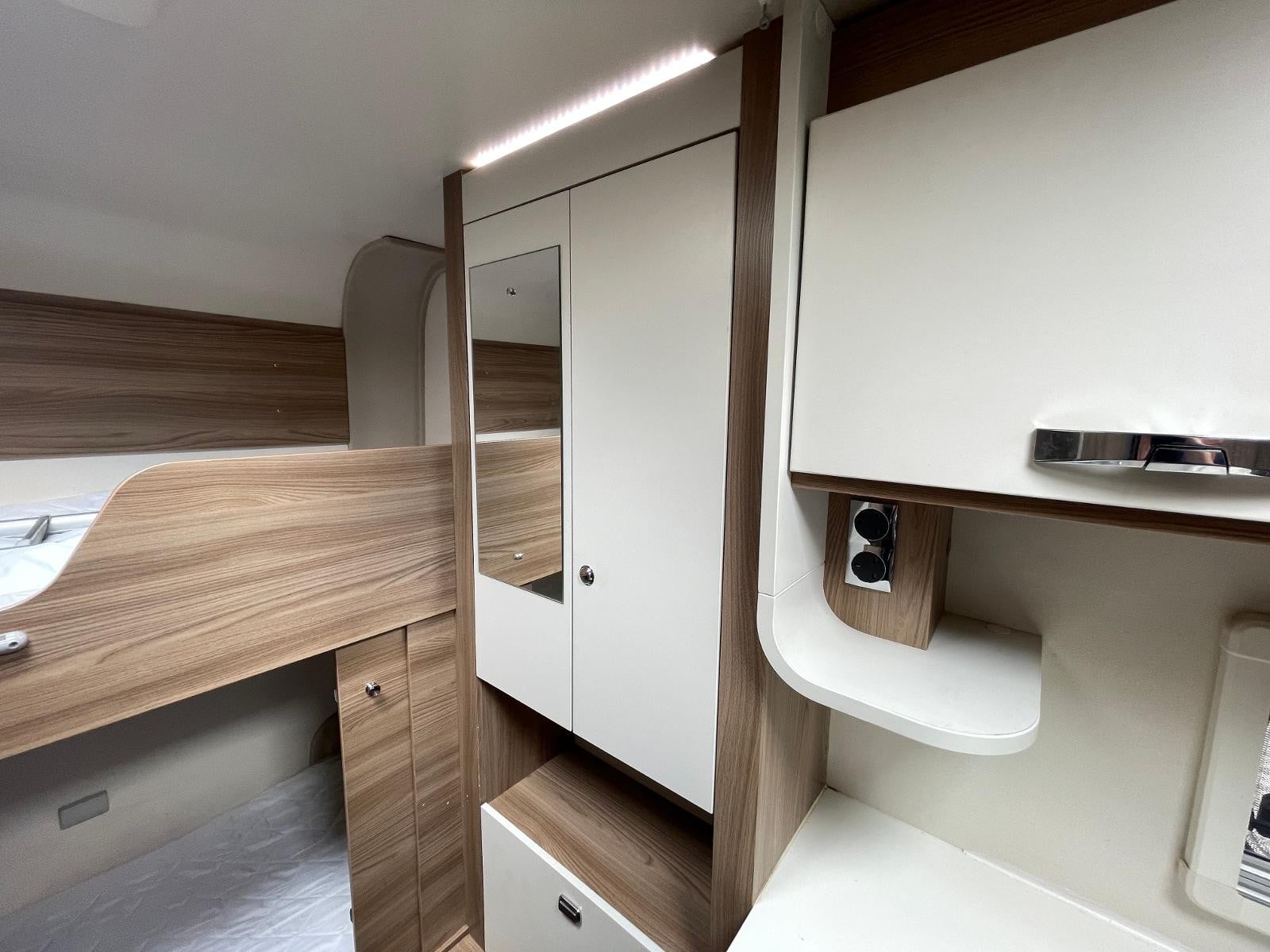 Swift Escape 695 - Image 18