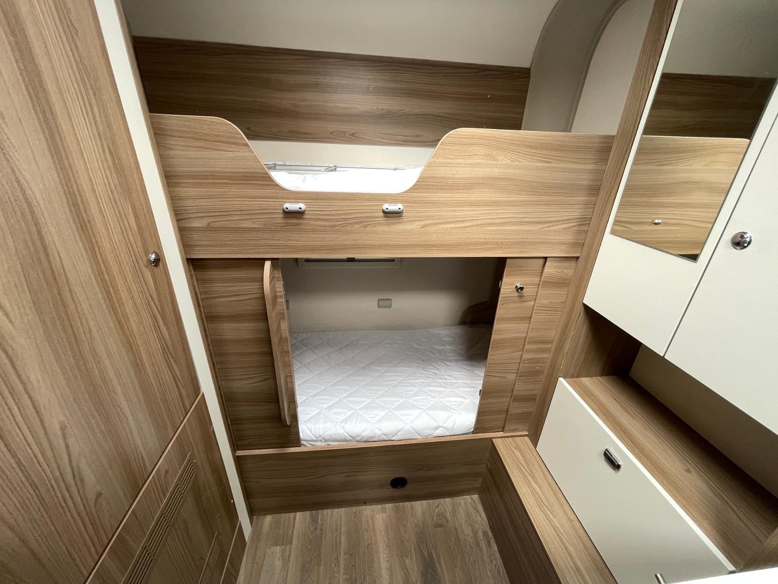 Swift Escape 695 - Image 20