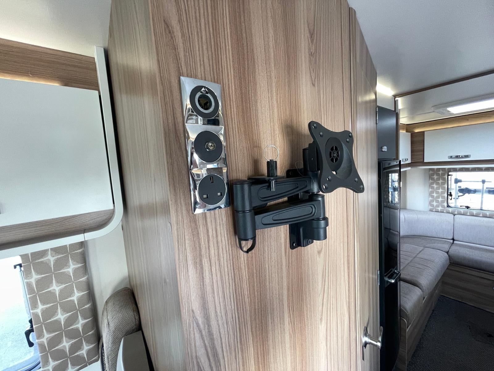 Swift Champagne 674 - Image 24