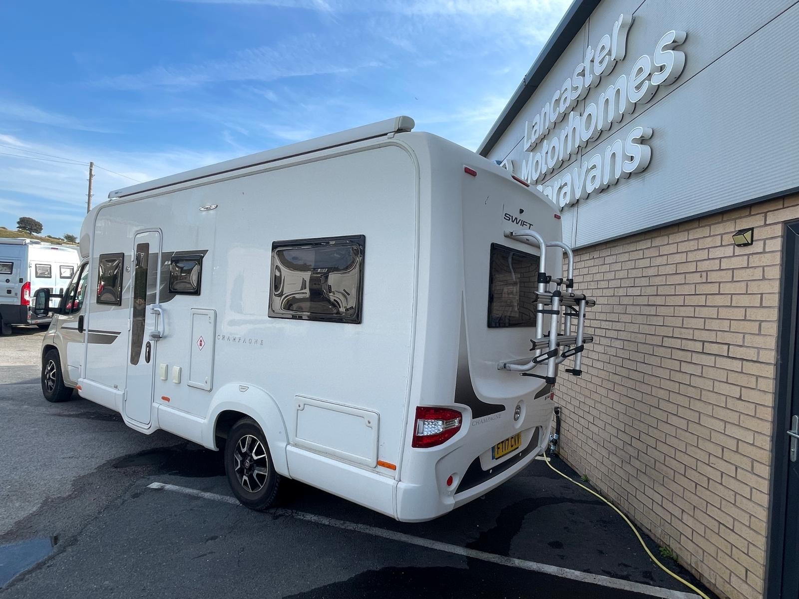 Swift Champagne 674 - Image 8